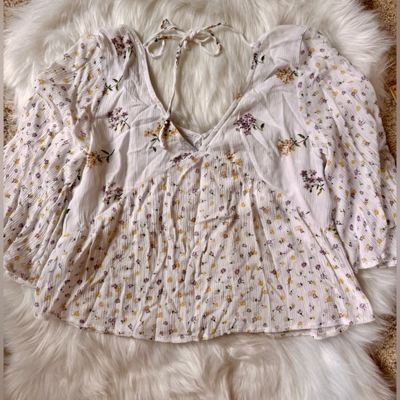 HOLLISTER White Floral Flowy Short Sleeve V-Neck Crop - Picture 4 of 5